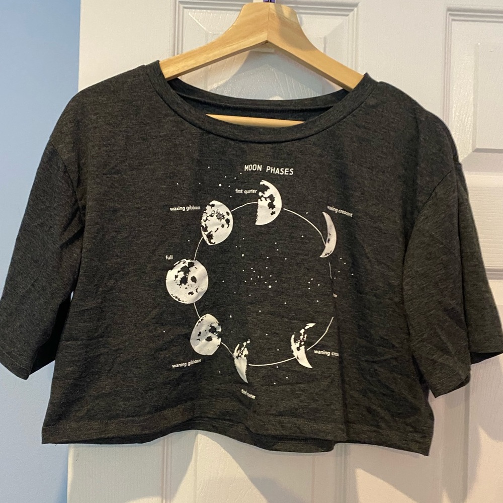 Moon Phase Print Dark Gray Crop Tee